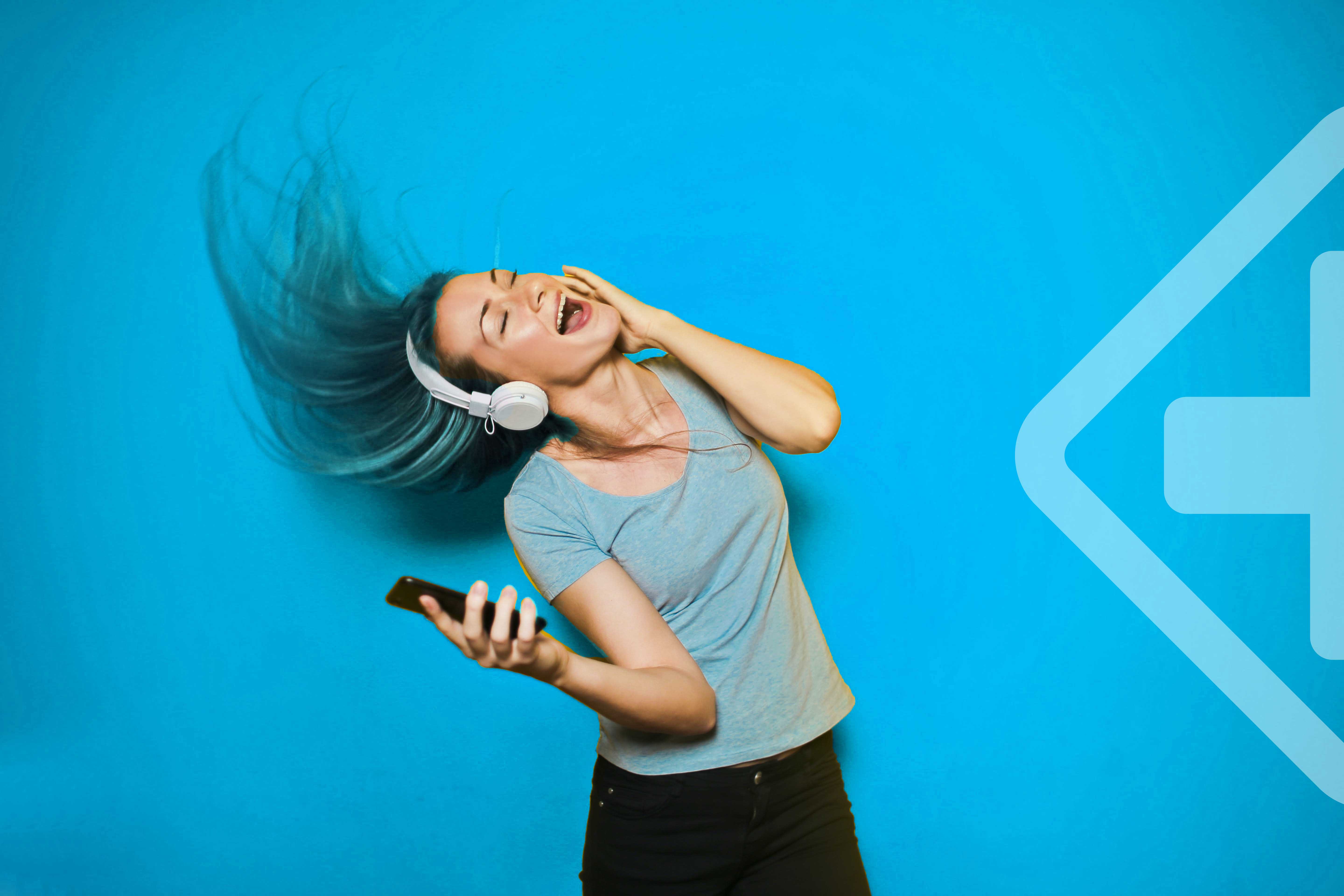 ¿Cómo utilizar tus audífonos sin lastimar tus oídos?